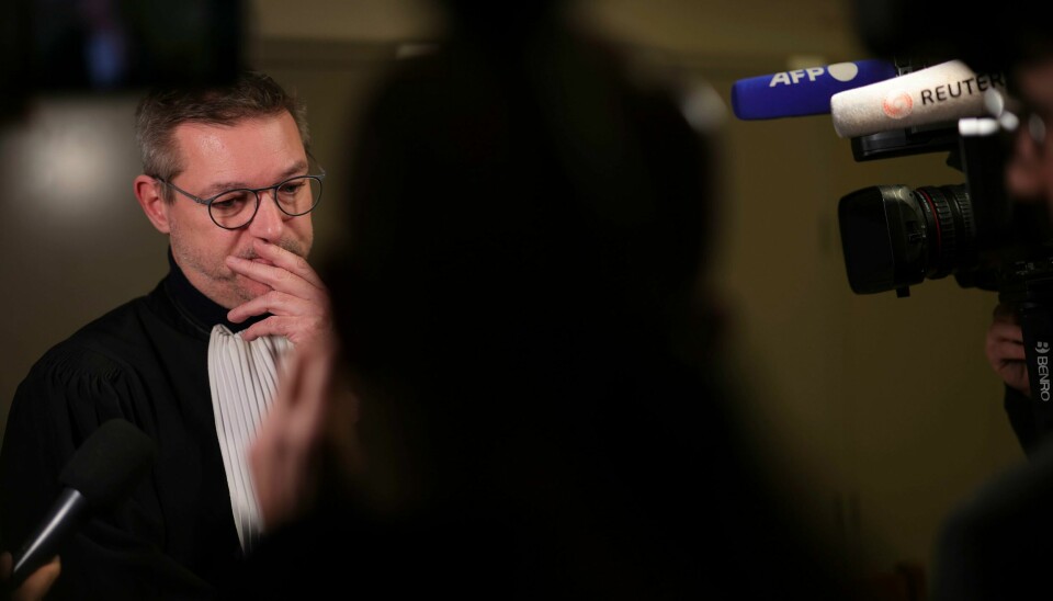 Advokat Laurent Kennes representerer Pier Antonio Panzeri. Her møter han pressen i forbindelse med avtalen klienten har inngått med belgisk påtalemyndighet. Laurent Kennes, advokaten til Pier Antonio Panzeri, møtte pressen før rettsmøtet om forlenget fengsling for den tidligere EU-parlamentarikeren i Brussel tirsdag. Foto: Olivier Matthys / AP / NTB