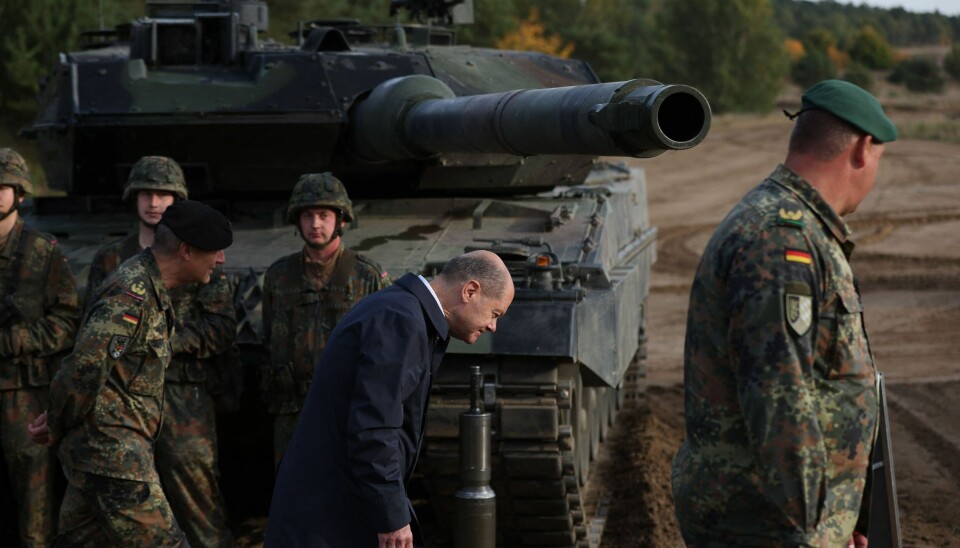 Den tyske kansleren Olaf Scholz ga til slutt etter og lar tyske stridsvogner bli brukt i krigen mot Vladimir Putin. .
