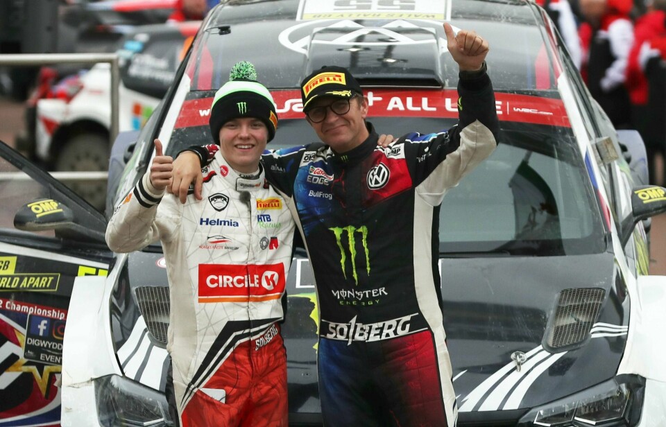 Petter Solberg, her med sønnen Oliver Solberg, i 2019. Petter og Oliver Solberg forsvarte lagtittelen i Race of Champions. Her er de fotografert i forbindelse med et VM-rally. Foto: Bradley Collyer, PA Photos / NTB