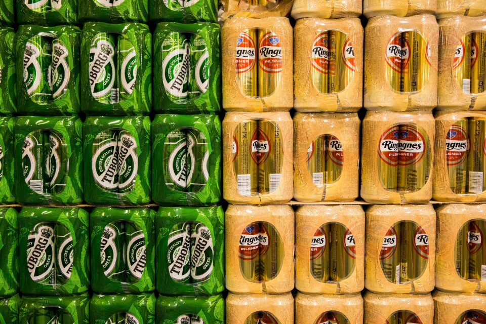 Høy etterspørsel etter drikke på boks samtidig som at det er en internasjonal mangel på råvarer til aluminiumsbokser, kan føre til at norske bryggerier går tomme for enkelte varer i sommer. Høy etterspørsel etter drikke på boks samtidig som at det er en internasjonal mangel på råvarer til aluminiumsbokser, kan føre til at norske bryggerier går tomme for enkelte varer i sommer. Foto: Berit Roald / NTB