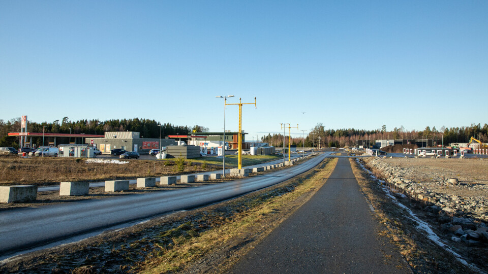 I dag finnes det en Circle K-stasjon og McDonald's på næringsområdet. Det nye hotellet planlegges oppført på eiendommen nærmest til venstre på bildet, mens Tesla planlegger et servicesenter og showroom bak McDonald's. De har fra før et av landets største hurtigladestasjoner på den andre siden av veien (til høyre på bildet). Denne næringstomta i Rygge mener Forsvaret utgjør en sikkerhetsrisiko, både for personer som oppholder seg der og militæret.