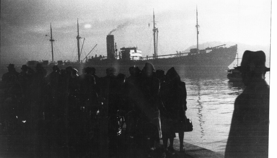 Bildet tatt i skjul da det tyske skipet Donau forlater Oslo havn med 529 norske jøder 26. november 1942. Neste stopp er Stettin og til slutt dødsleiren Auschwitz. Tilskuerens blikk fanger ikke fortvilelsen og desperasjonen til de deporterte. Bildet tatt i skjul da det tyske skipet Donau forlater Oslo havn med 529 norske jøder 26. november 1942. Neste stopp er Stettin og til slutt dødsleiren Auschwitz. Tilskuerens blikk fanger ikke fortvilelsen og desperasjonen til de deporterte. Foto: Georg W. Fossum/NTB SCANPIX