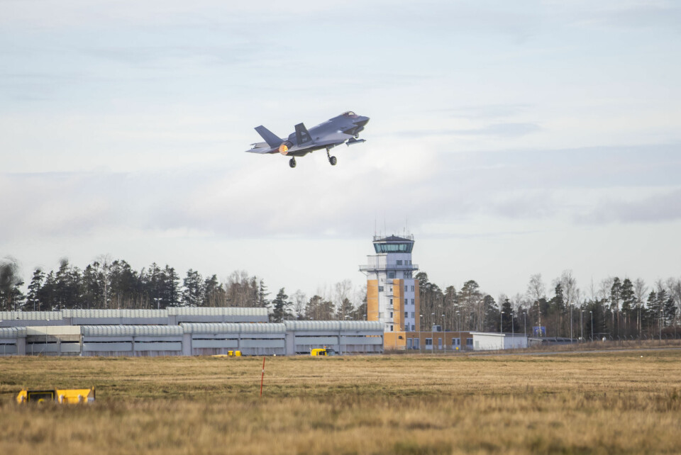 De nye F-35-kampflyene bråker betydelig mer F-16, som tidligere opererte fra Rygge. «Vi vil ikke ha faste amerikanske militærbaser på norsk jord! Vi kan i stedet tilby Rygge som fast arena for fredsforhandlinger.» skriver Frode Rekve.