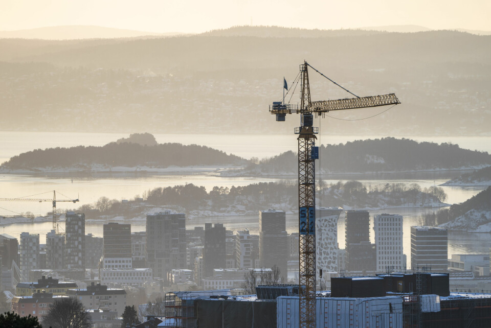 På landsbasis gikk salget av nye boliger ned med 26 prosent i fjor, sammenlignet med året før. I Oslo og Akershus sank salget med hele 35 prosent, ifølge Boligprodusentenes Forening. På landsbasis gikk salget av nye boliger ned med 26 prosent i fjor, sammenlignet med året før. I Oslo og Akershus sank salget med hele 35 prosent, ifølge Boligprodusentenes Forening.
