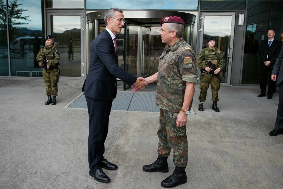 Nato-sjef Jens Stoltenberg møtte generalmajor og daværende kommandør Reinhard Wolski på Nato-basen Joint Warfare Centre i 2015. Nå kan Stavanger få en ny rolle i Nato-regi. Jåttå