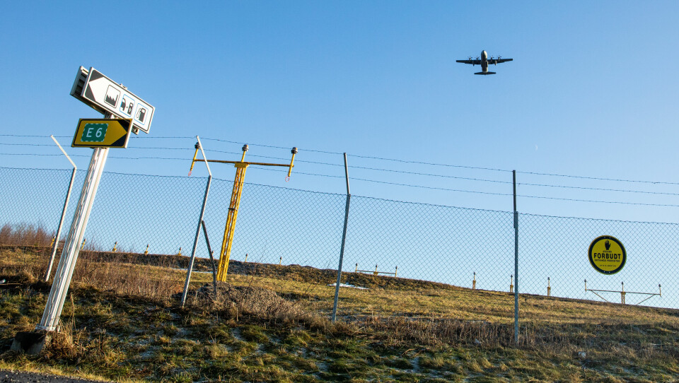 Forsvaret mener den sivile utbyggingen nær flyplassen utgjør en etterretningstrussel for aktiviteten som pågår innenfor militærgjerdet. Forsvaret mener den sivile utbyggingen nær flyplassen utgjør en etterretningstrussel for aktiviteten som pågår innenfor militærgjerdet.