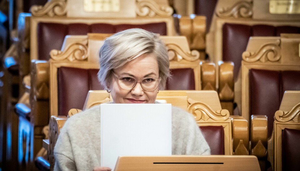 Jeg skulle ønske politikerne eller foretaksdirektørene kunne forklare hvordan vi skal behandle flere pasienter, fortere, med færre behandlere, skriver innleggsforfatter. Bilde: Helseminister Ingvild Kjerkol (Ap).