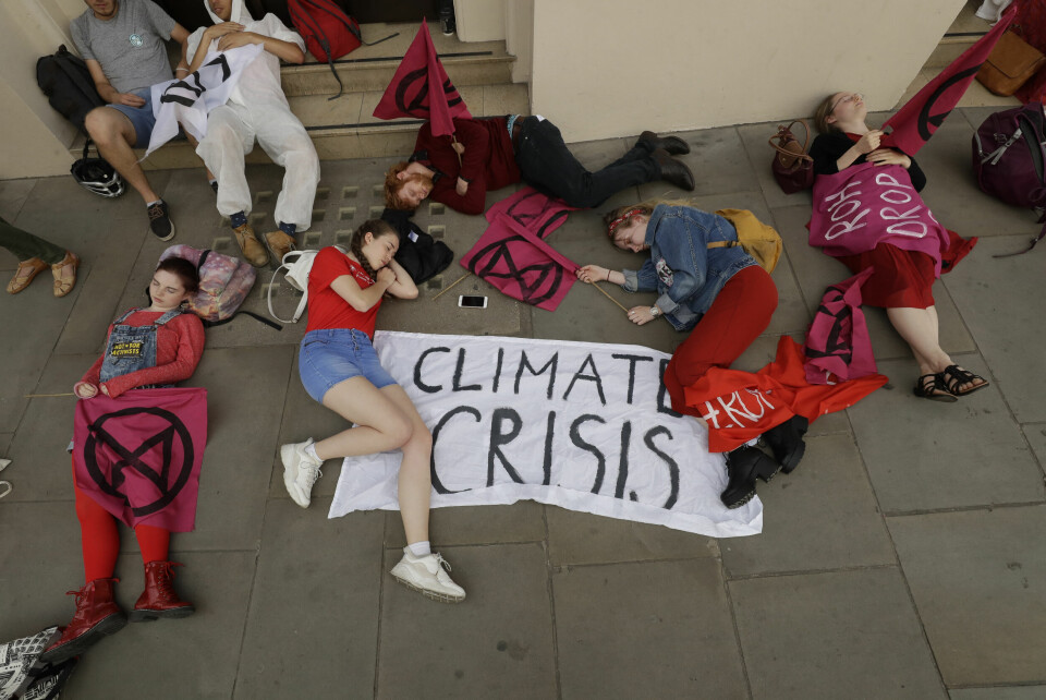 Klimaaktivister fra Extinction Rebellion demonstrerer utenfor Royal Opera House, mot operahusets sponsoravtale med oljeprodusenten BP (British Petroleum), juli 2019. Extinction Rebellion climate change protesters stage a die-in outside the Royal Opera House to demand that they drop oil producer BP as a sponsor, in central London, Tuesday, July 2, 2019. (AP Photo/Matt Dunham)