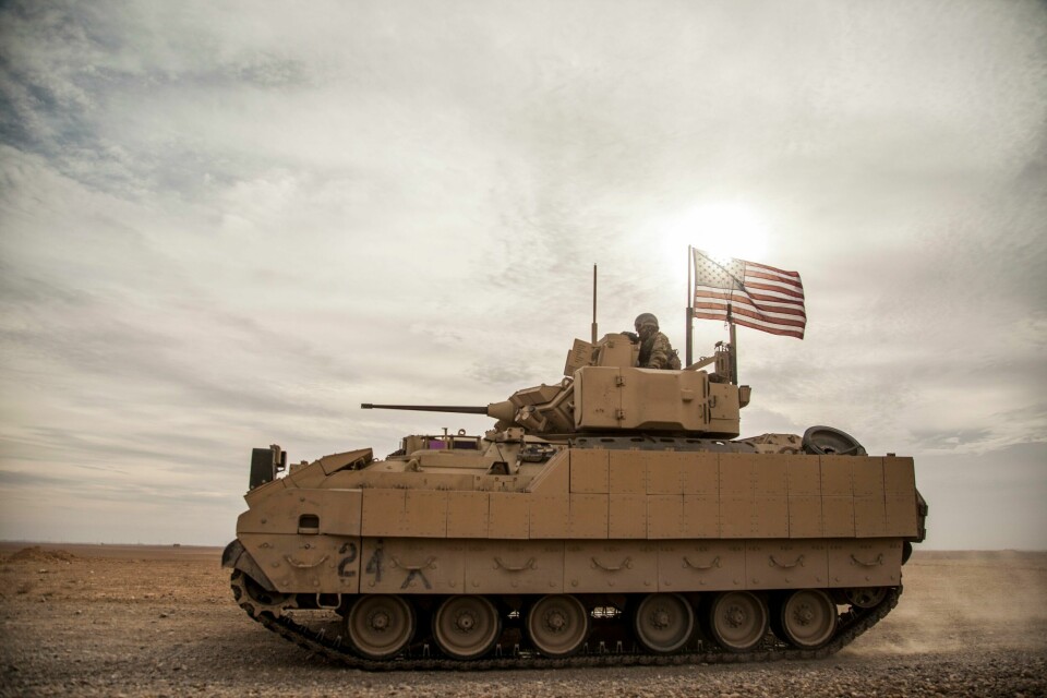 Amerikanske soldater i Deir al-Zor nordøst i Syria i 2021, under en felles øvelse med Syrias demokratiske styrker (SDF), en kurdiskledet syrisk milits som støttes av USA. Amerikanske soldater i en Bradley-vogn i Syria i desember 2021. Nå får Ukraina slike vogner. Foto: Baderkhan Ahmad / AP / NTB