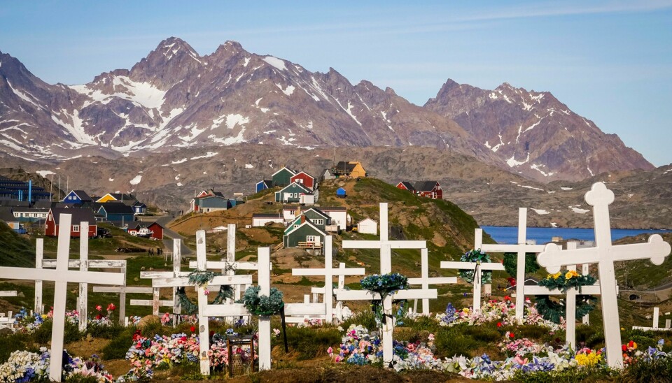 Mengder av trekors og plastikkblomster på en gravlund i Blomsterdalen utenfor Tasiilaq på Øst-Grønland. Mengder av trekors og plastblomster på en gravlund i Blomsterdalen utenfor Tasiilaq på Øst-Grønland. Foto: Heiko Junge / NTB