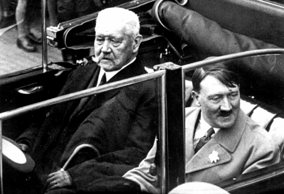 Adolf Hitler og president Hindenburg 1. mai 1933. Hvordan kunne Europas fremste kulturnasjon og med verdens suverent sterkeste arbeiderbevegelse, i løpet av måneder bli et diktatur? Dette spørsmålet skremmer oss fortsatt. .