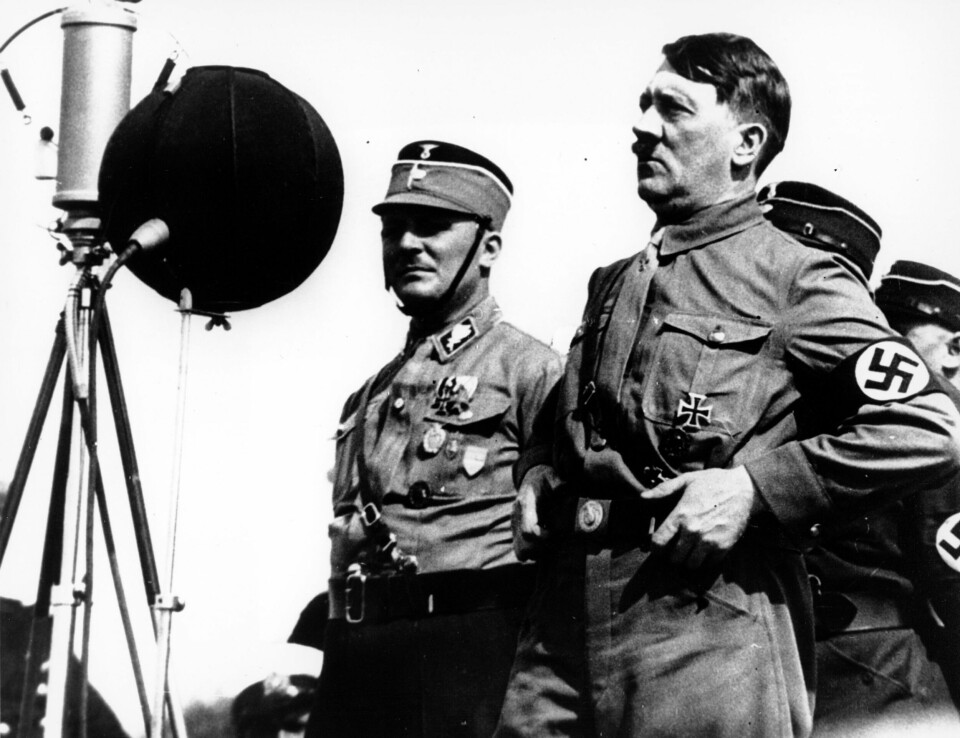 Dressen er borte. Den tyske statsministeren Adolf Hitler taler til 30.000 av sine uniformerte tilhengere i Kiel 7. mai 1933. Dressen er borte. Den tyske statsministeren Adolf Hitler taler til 30.000 av sine uniformerte tilhengere i Kiel 7. mai 1933.
