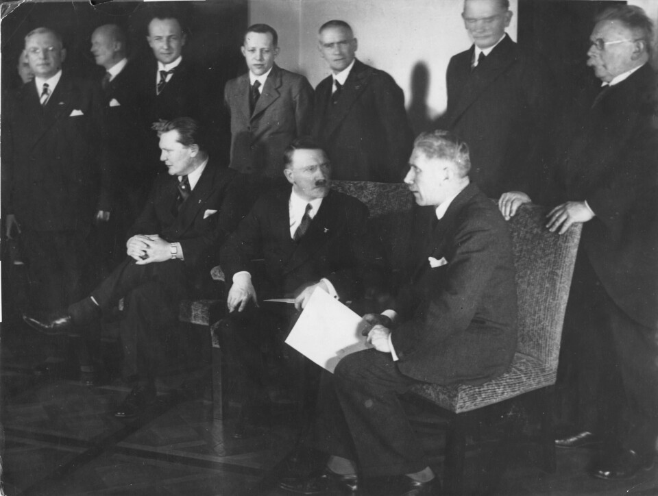 Hitlers lovlig valgte regjering i Berlin 30. januar 1933. Til venstre for kansler Hitler sitter Hermann Göring, til høyre Franz von Papen. Hitlers lovlig valgte regjering i Berlin 30. januar 1933. Til venstre for kansler Hitler sitter Hermann Göring, til høyre Franz von Papen.