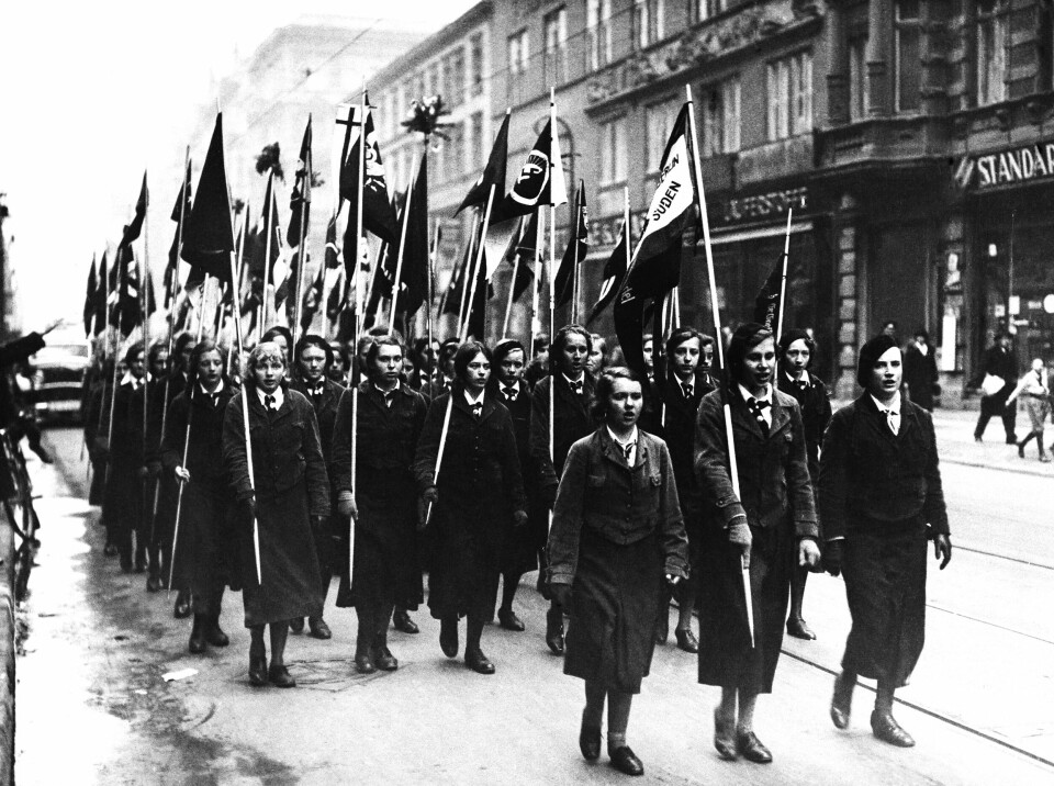 Jenter i nazistenes ungdomsorganisasjon marsjerer i støtte for Hitlers valgseier 5. mars 1933. 44 prosent av tyskerne stemte på nasjonalsosialistene. Jenter i nazistenes ungdomsorganisasjon marsjerer i støtte for Hitlers valgseier 5. mars 1933. 44 prosent av tyskerne stemte på nasjonalsosialistene.