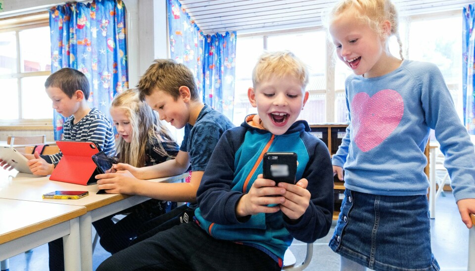 Illustrasjonsfoto:Elever som holder på med mobil og ipader i klassesituasjon på barneskole. Forskerne bak en større EU-rapport er ikke bekymret for barnas skjermbruk.Foto: Gorm Kallestad / NTB Illustrasjonsfoto:Elever som holder på med mobil og ipader i klassesituasjon på barneskole. Modellklarert.Foto: Gorm Kallestad / NTB