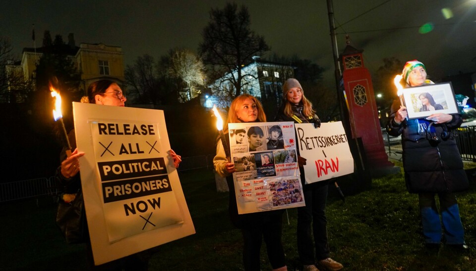 Advokater i fakkeltog for iranske kollegaer utenfor den Den Iranske ambassaden i Oslo, desember 2022. Nå tar norske kunstnerorganisasjoner opp stafettpinnen og arrangerer fakkeltog i solidaritet med forfulgte iranske kunstnere Advokater i fakkeltog for iranske kollegaer utenfor den Den Iranske ambassaden i Oslo.