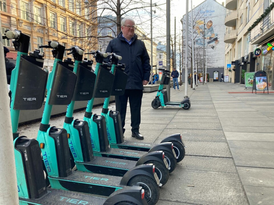 Her i Bogstadveien kunne det fint ha blitt merket opp faste plasser for elsparkesykler. Da ville synshemmede alltid vært forberedt på hvor sparkesyklene står, i stedet for de står på alle mulige slags steder, som er tilfellet nå, påpeker Terje André Olsen. Her i Bogstadveien kunne det fint ha blitt merket opp faste plasser for elsparkesykler. Da ville synshemmede alltid vært forberedt på hvor sparkesyklene står, i stedet for de står på alle mulige slags steder, som er tilfellet nå, påpeker Terje André Olsen.