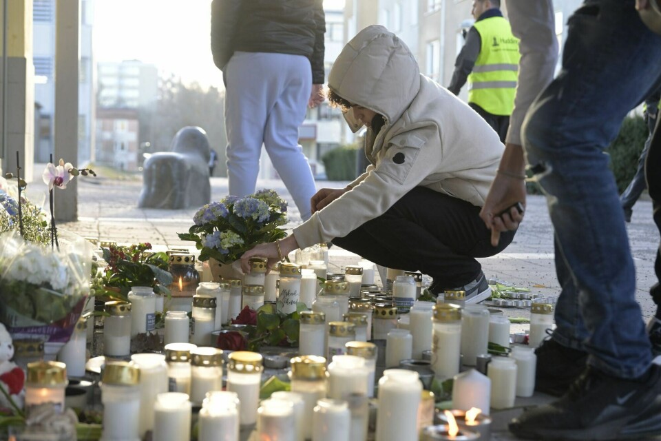 Sørgende har lagt ut blomster og lys i Skogås utenfor Stockholm, etter at en 15 år gammel gutt ble skutt og drept lørdag. Sørgende har lagt ut blomster og lys i Skogås utenfor Stockholm, etter at en 15 år gammel gutt bel skutt og drept lørdag.