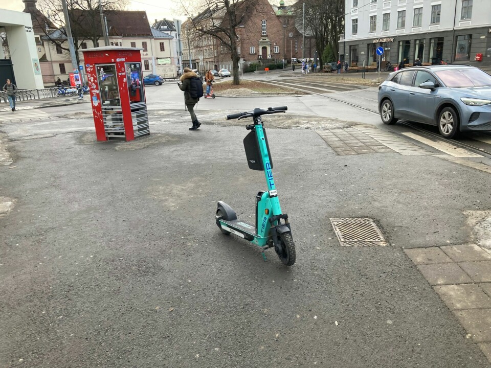 Selv midtvinters er det flust av hensatte elsparkesykler på fortauene i Oslo, som her ved Bislett Stadion. Selv midtvinters er det flust av hensatte elsparkesykler på fortauene i Oslo, som her ved Bislett Stadion.