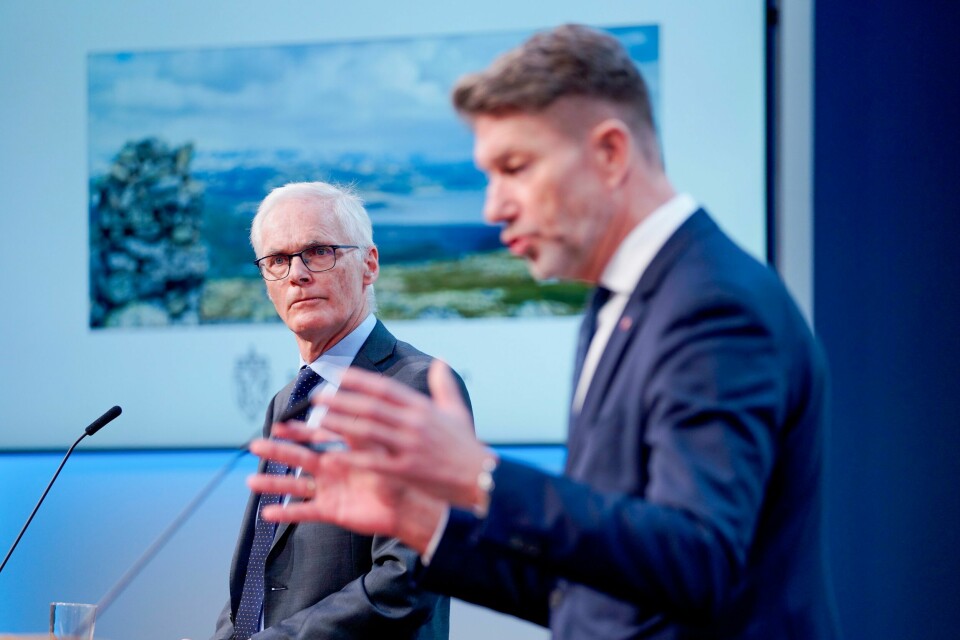 Olje- og energiminister Terje Aasland under fremleggingen av Energikommisjonens rapport. Leder for kommisjonen er Lars Sørgard. Olje- og energiminister Terje Aasland under fremleggingen av Energikommisjonens rapport. Leder for kommisjonen er Lars Sørgard. Foto: Gorm Kallestad / NTB