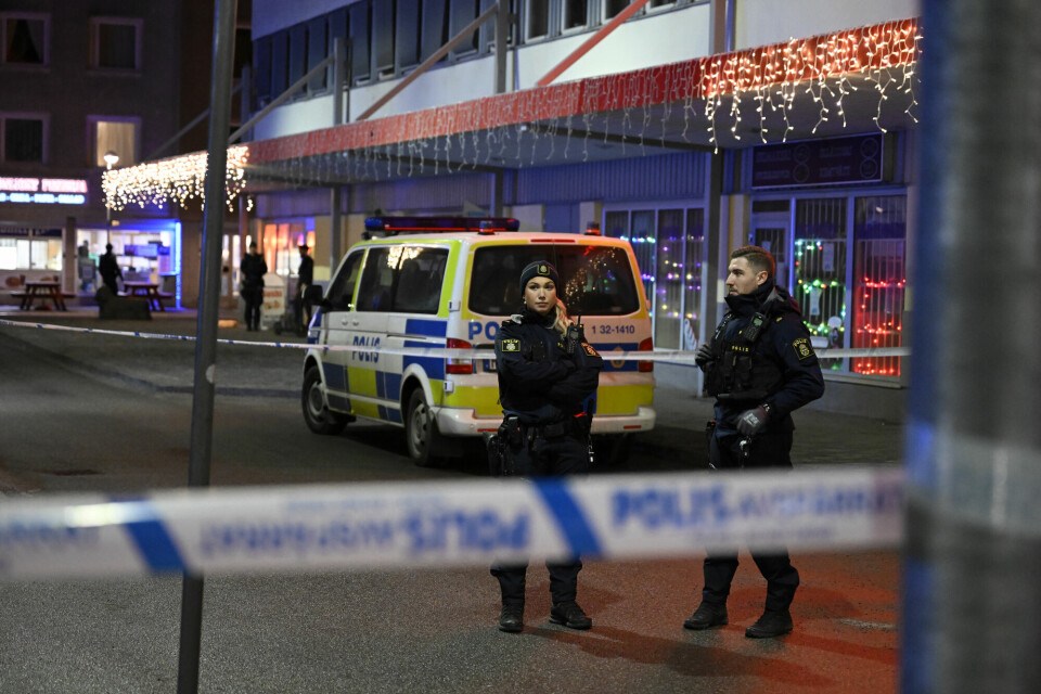Flere voldsepisoder i Stockholms-området antas å være en del av gjengopprør. Her i Skogås utenfor hovedstaden etter drapet i helgen. Flere voldsepisoder i Stockholms-området antas å være en del av gjengopprør. I Skogås utenfor hovedstaden ble en 15 år gammel gutt skutt og drept i helgen.