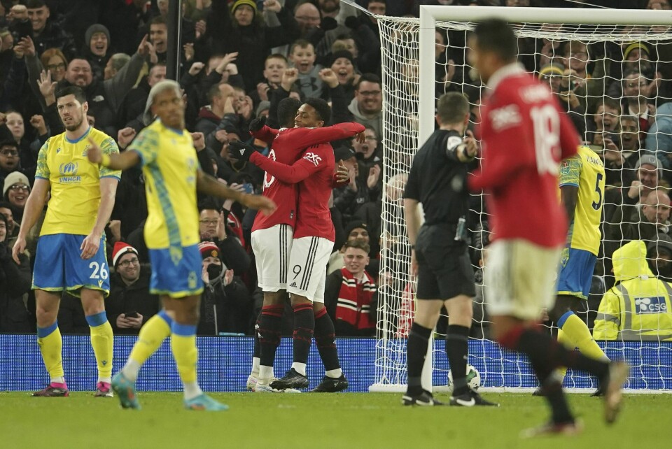 Anthony Martial gratuleres med Manchester Uniteds ledermål i returkampen mot Nottingham Forest i ligacupens semifinale. Anthony Martial gratuleres med Manchester Uniteds ledermål i returkampen mot Nottingham Forest i ligacupens semifinale. Foto: Dave Thompson, AP / NTB