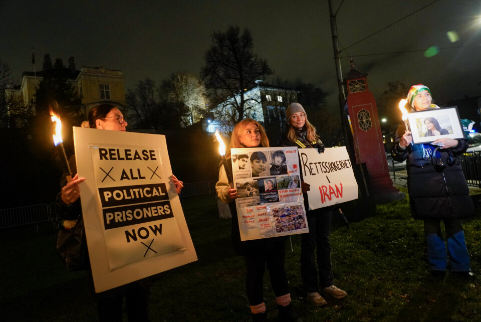 Advokater i fakkeltog for iranske kollegaer utenfor den Den Iranske ambassaden i Oslo, desember 2022. Nå tar norske kunstnerorganisasjoner opp stafettpinnen og arrangerer fakkeltog i solidaritet med forfulgte iranske kunstnere Advokater i fakkeltog for iranske kollegaer utenfor den Den Iranske ambassaden i Oslo.