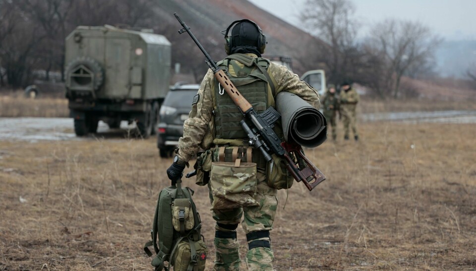 Illustrasjonfoto. En russisk soldat bærer utstyret sitt etter en skyteøvelse i Donetsk. En russisk soldat bærer utstyret sitt etter en skyteøvelse i Donetsk.