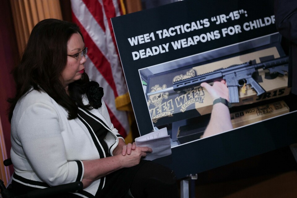 Den demokratiske senatoren Tammy Duckworth fra Illinois under pressekonferansen i kongressbygningen der JR-15 var tema. WASHINGTON, DC - JANUARY 26: Sen. Tammy Duckworth (D-IL) joins with other Democratic members of the Senate at a U.S. Capitol press conference condemning WEE1 Tactical's 'JR-15' rifle marketed to children January 26, 2023 in Washington, DC. The senators called for an FTC investigation into the company’s practice of marketing firearms to children. Win McNamee/Getty Images/AFP (Photo by WIN MCNAMEE / GETTY IMAGES NORTH AMERICA / Getty Images via AFP)