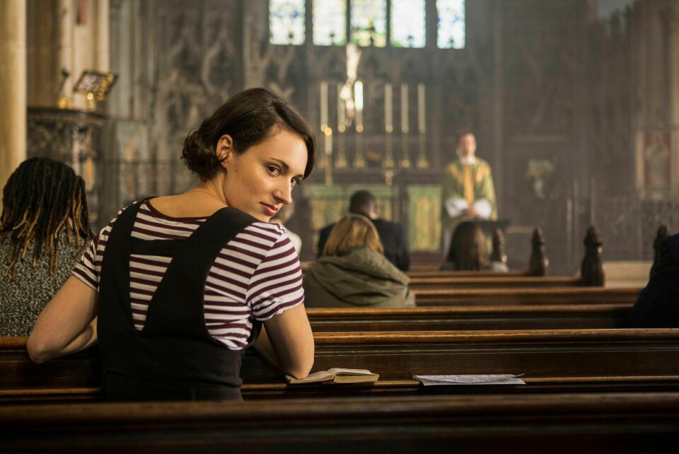Phoebe Waller-Bridge hadde selv hovedrollen i sin egen Amazon-serie «Fleabag». Nettgiganten har inngått en samarbeidsavtale med den engelske skuespilleren/manusforfatteren/serieskaperen om å blant annet lage serie av spillsuksessen «Tomb Raider». Fleabag selv, i Phoebe Waller-Bridges egen høye person. Foto: Amazon Prime.