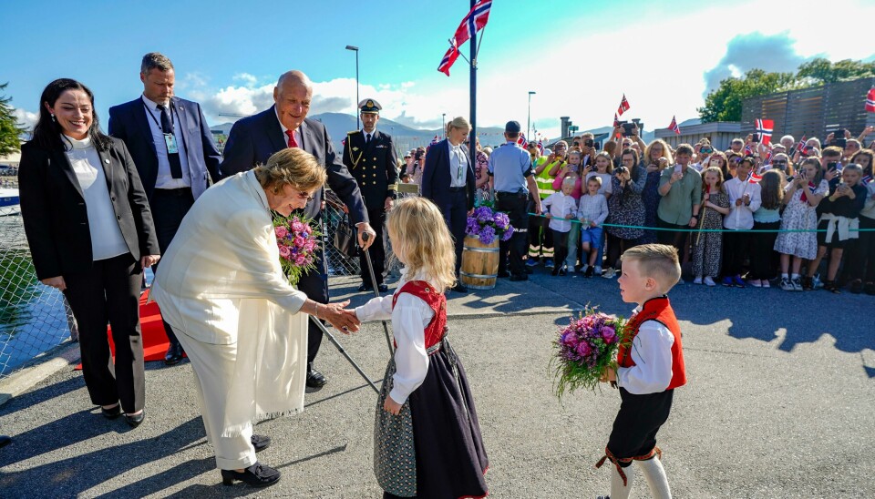 Kong Harald og dronning Sonja reiser i år til Nordland på sitt fylkesbesøk. Her ved ankomst Larsnes i Sande kommune under kongeparets tredagers fylkesbesøk i Møre og Romsdal i 2022. Johannes Sætre og Tiril Mundal fra Hauemarkja barnehage overrekker blomster til kong Harald og dronning Sonja ved ankomst Larsnes i Sande kommune under kongeparets tredagers fylkesbesøk i Møre og Romsdal. Foto: Lise Åserud / NTB