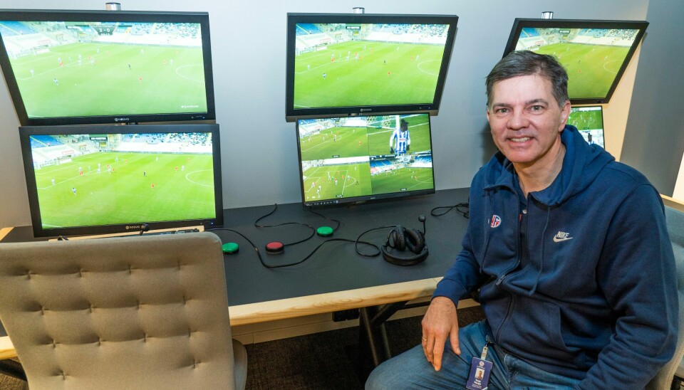 Dommersjef Terje Hauge foran VAR-skjermene som skal benyttes i norsk fotball i år. Om det er hvitt og ikke grønt på banen, kan systemet få problemer. Dommersjef Terje Hauge foran VAR-skjermene som skal benyttet i norsk fotball i år. Om det er hvitt og ikke grønt på banen, kan systemet få problemer. Foto: Erik Flaaris Johansen / NTB