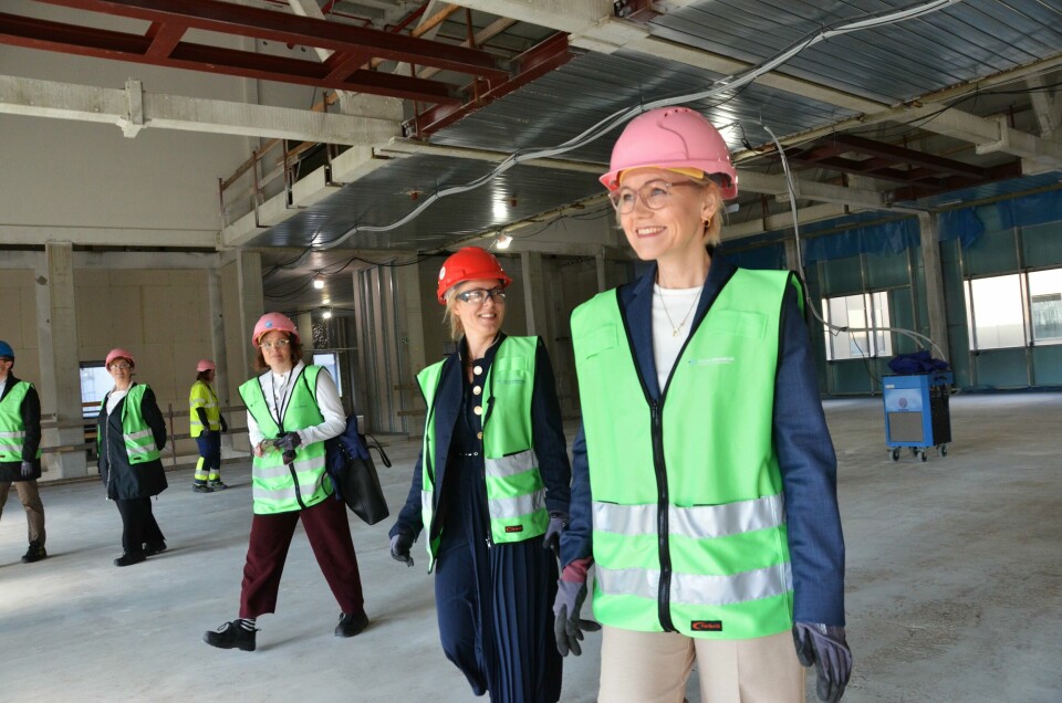 Helseminister Ingvild Kjerkol (Ap) inspiserte Nye SUS på Ullandhaug i fjor vår. Nå ser det ut til at sykehuset må drives todelt i uoverskuelig framtid. Ingvild Kjerkol