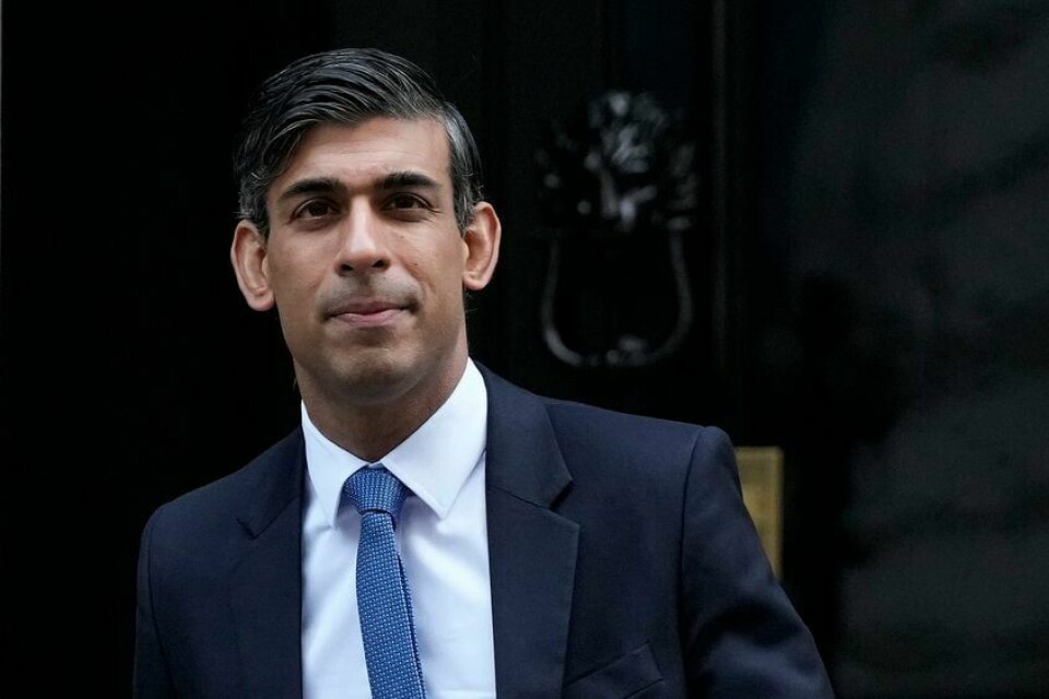 Storbritannias statsminister Rishi Sunak. Her utenfor Downings street 10. Storbritannias statsminister Rishi Sunak har regjert i 100 dager denne uka. Det har ikke vært noen lett start. Her utenfor Downings street 10.