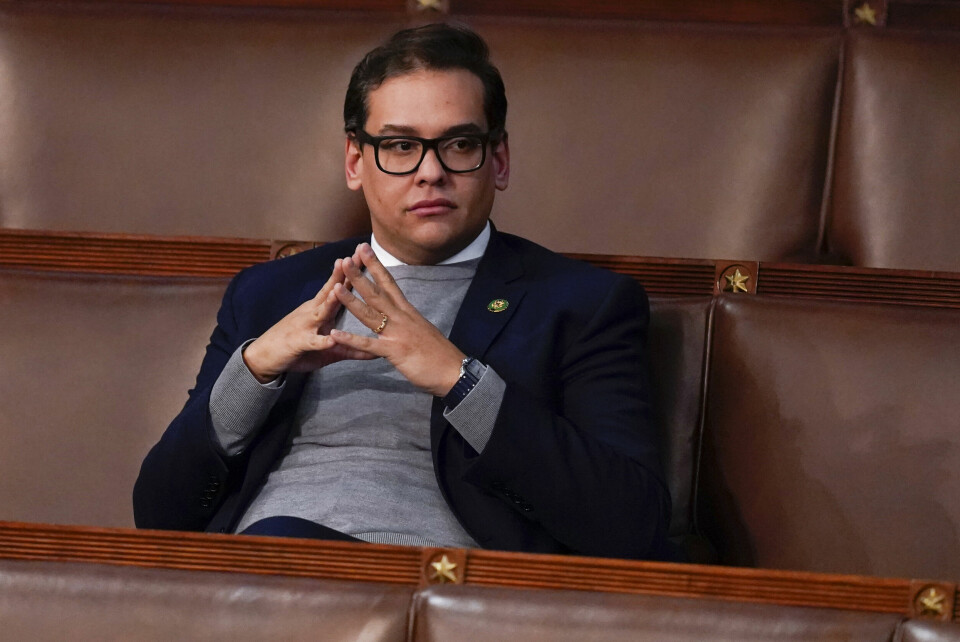 Rep. George Santos, R-N.Y., waits for the start of a session in the House chamber as the House meets for the fourth day to elect a speaker and convene the 118th Congress in Washington, Friday, Jan. 6, 2023. (AP Photo/Alex Brandon) Den republikanske kongressrepresentanten George Santos bes av lokale partifeller om å gå av. Etter valget ble det kjent at han har løyet om store deler av yrkeserfaringen og livshistorien sin. Foto: Alex Brandon / AP / NTB