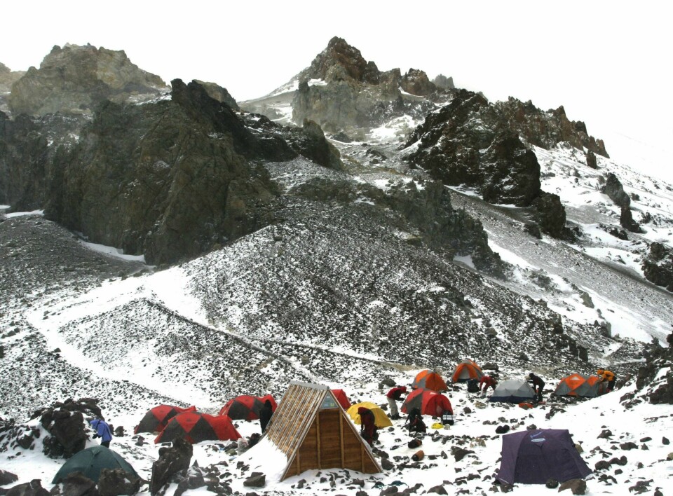 Siste base camp på vei mot toppen ligger på 6000 meters høyde. Siste base camp på vei mot toppen ligger på 6000 meters høyde.