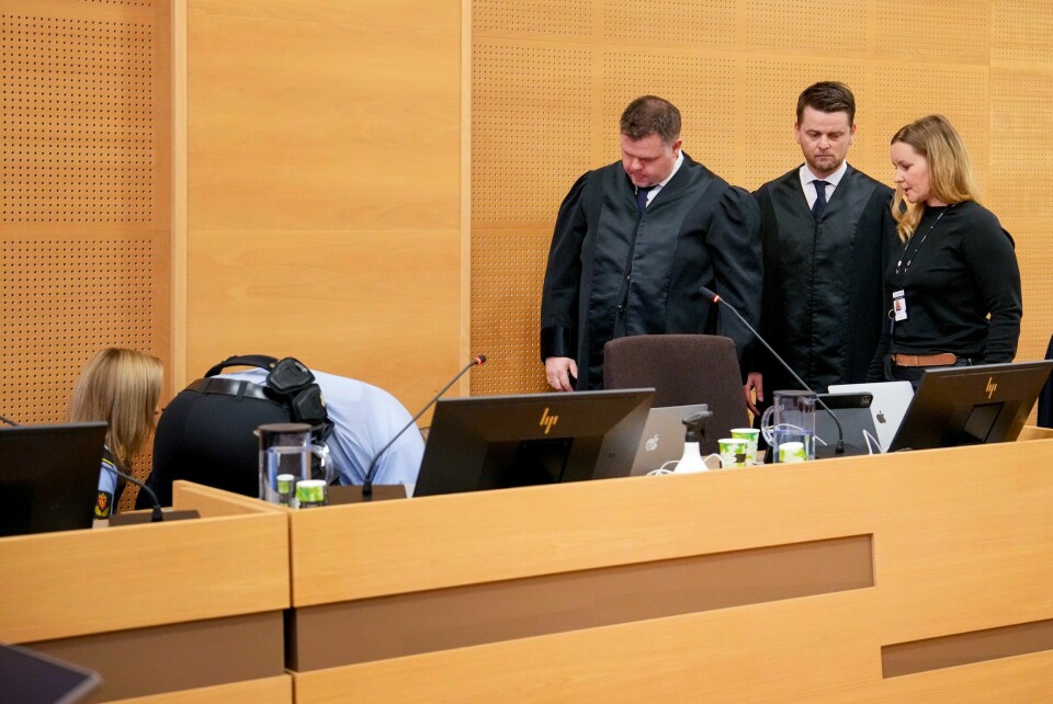 Like etter domsavsigelsen, falt 52-åringen om i retten. (t.h) tiltaltes forsvarere, advokatene Stian Bråstein og Stian Kristensen da rettens administrator, tingrettsdommer Arne Vikse leser opp dommen mot mannen som er tiltalt for drapet på Birgitte Tengs.Foto: Beate Oma Dahle / NTB Den tiltalte 52-åringen falt om etter å ha fått vite at han er dømt for drapet på Birgitte Tengs. Foto: Beate Oma Dahle / NTB