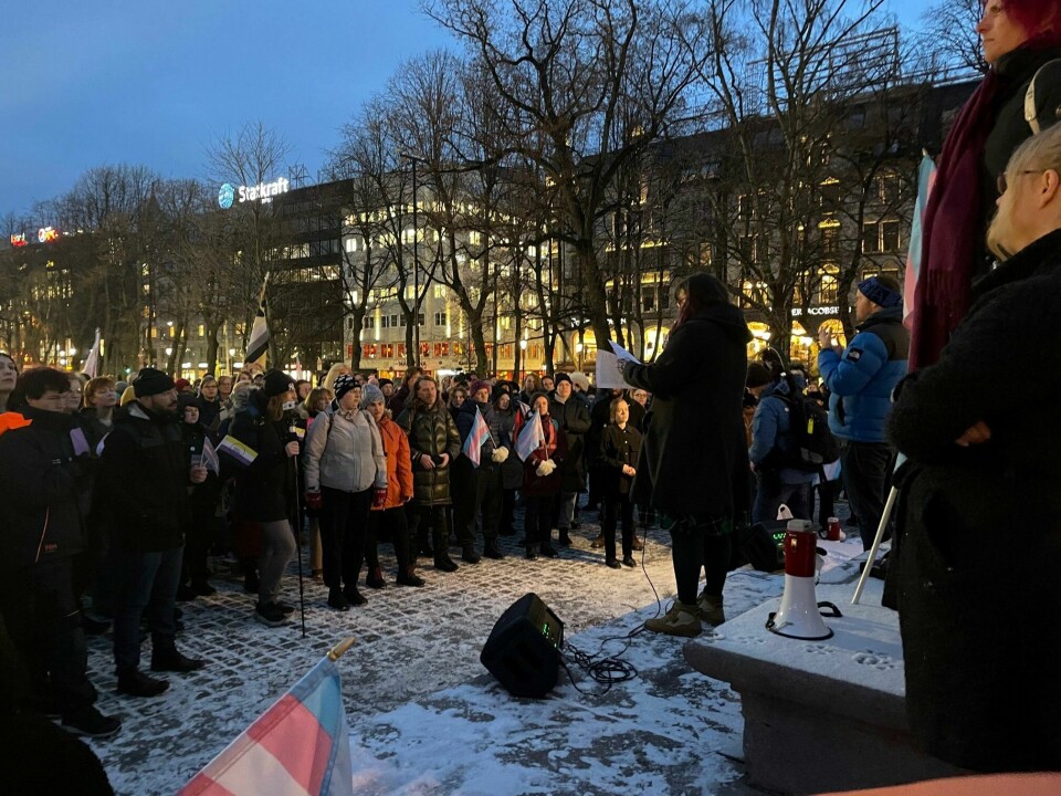 Mange hadde møtt opp på Regnbueplassen i Spikersuppa, for å markere sin støtte for lege Esben Ester Pirelli Benestad Pirelli