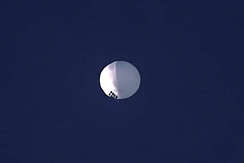 Illustrasjonsfoto. En ballong svever høyt over delstaten Montana i USA onsdag. Mens Pentagon sier det er snakk om en kinesisk spionballong, sier kinesiske myndigheter det er en kinesisk værballong på avveie. Foto: Larry Mayer / The Billings Gazette via AP / NTB