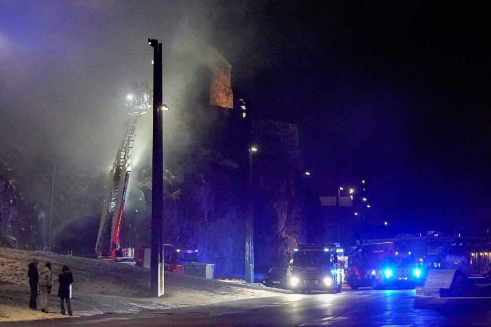 Nødetatene på stedet der det ble meldt om brann i en restaurant i Myntgata i Oslo sentrum lørdag kveld. Nødetatene på stedet der det ble meldt om brann i en restaurant i tilknytning til Akershus festning i Oslo sentrum lørdag kveld. Ti personer er evakuert, ifølge politiet. Foto: Terje Pedersen / NTB