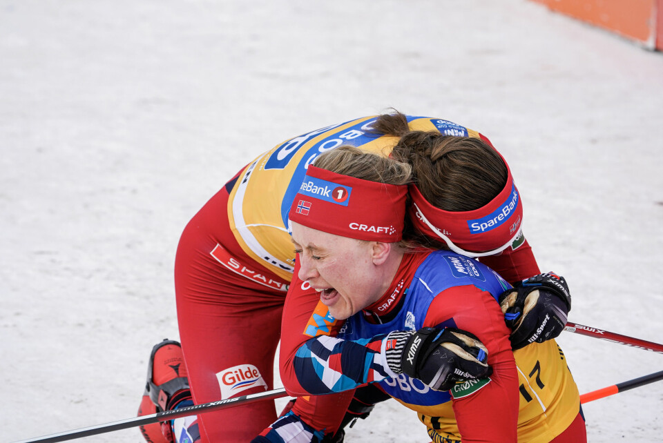 Norges Tiril Udnes Weng (t.v.) gratulerer Ragnhild Gløersen Haga (t.h.) med sin historiske seier i Kollen. Ragnhild Gløersen Haga vant den historiske femmila i Holmenkollen søndag. Her får hun en gratulasjonsklem av Tiril Udnes Weng.Foto: Terje Bendiksby / NTB