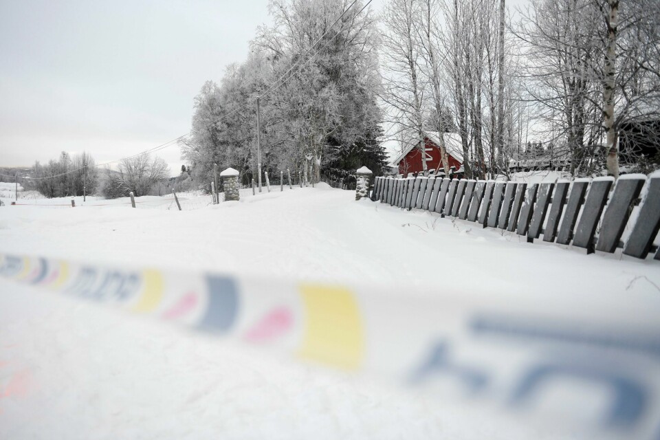 Mannen i 20-årene ble bortført fra foreldrenes hjem i bygda Vingelen i Tolga natt til 2. januar i fjor. Bildet er av et hus omgitt av snø, trær og et gjerde. Det er sperrebånd fra politiet i forgrunnen av bildet. En mann i 20-årene ble bortført fra huset natt til søndag. Foto: Annika Byrde / NTB