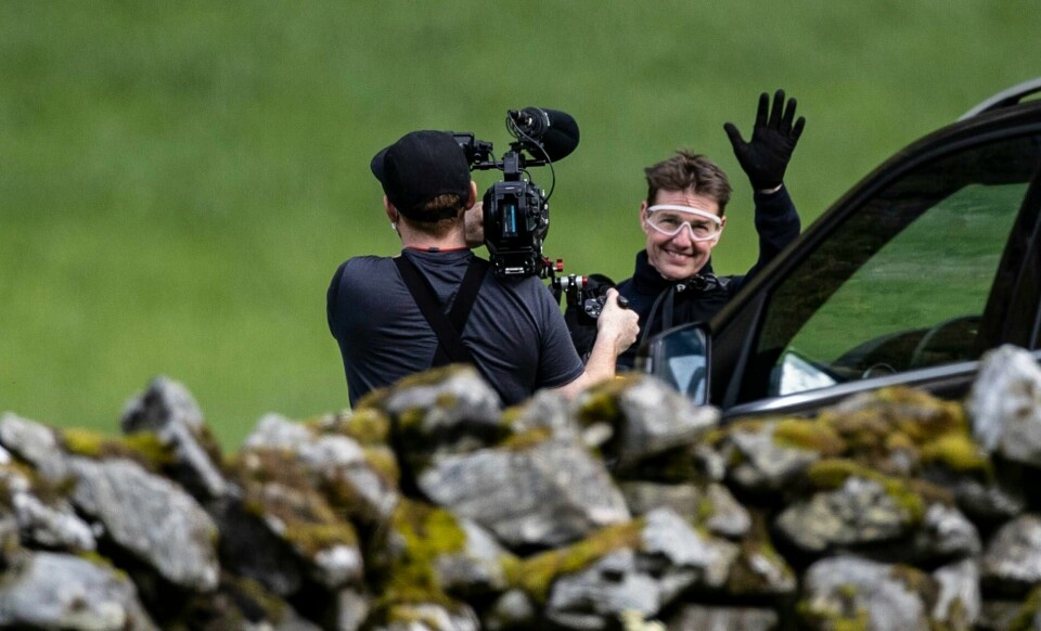 Det er stas for norske kinogjengere å se Preikestolen i en amerikansk blockbuster som Mission Impossible. Men prisen er at alle pengene for det året er brukt opp når andre skal søke om støtte, skriver forfatterne. Bildet viser superstjernen Tom Cruise under innspillingen i Norge i 2021. Det er stas for norske kinogjengere å se Preikestolen i en amerikansk blockbuster som Mission Impossible. Men prisen er at alle pengene for det året er brukt opp når andre skal søke om støtte, skriver forfatterne. Bildet viser superstjernen Tom Cruise under innspillingen i Norge i 2021.