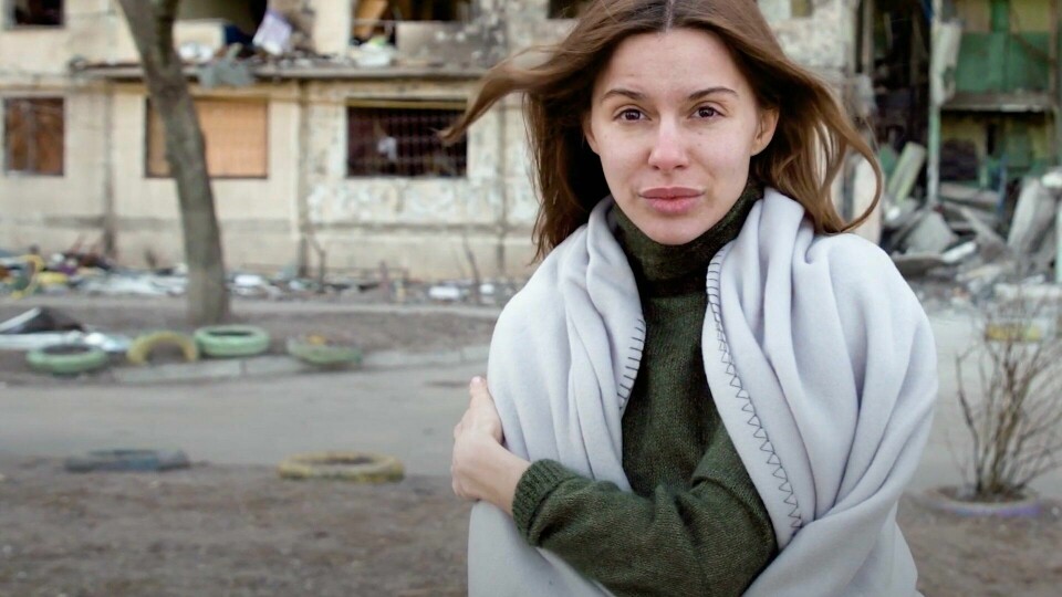 Illustrasjonsbilde av en ukrainsk hjelpearbeider, fra et annet filmprosjekt som serieskaperne av «Those Who Stayed» står bak. Dramaserien «Those Who Stayed» skal spilles inn i Ukrainas hovedstad Kyiv denne våren. NRK er med på serien i selskap med kringkasterne SVT i Sverige og YLE i Finland. Illustrasjonsbilde fra ukrainske «Those Who Stayed», dramaserien som skal spilles inn i Ukrainas hovedstad Kyiv. NRK er med på serien i selskap med kringkasterne SVT i Sverige og YLE i Finland.