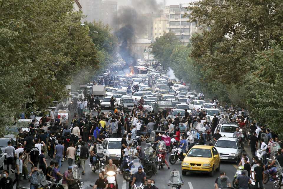 Demonstranter under en protest i Irans hovedstad Teheran like etter dødsfallet til 22 år gamle Mahsa Amini. Demonstranter ropte slagord under en protest i Irans hovedstad Teheran 21. september etter dødsfallet til 22 år gamle Mahsa Amini.