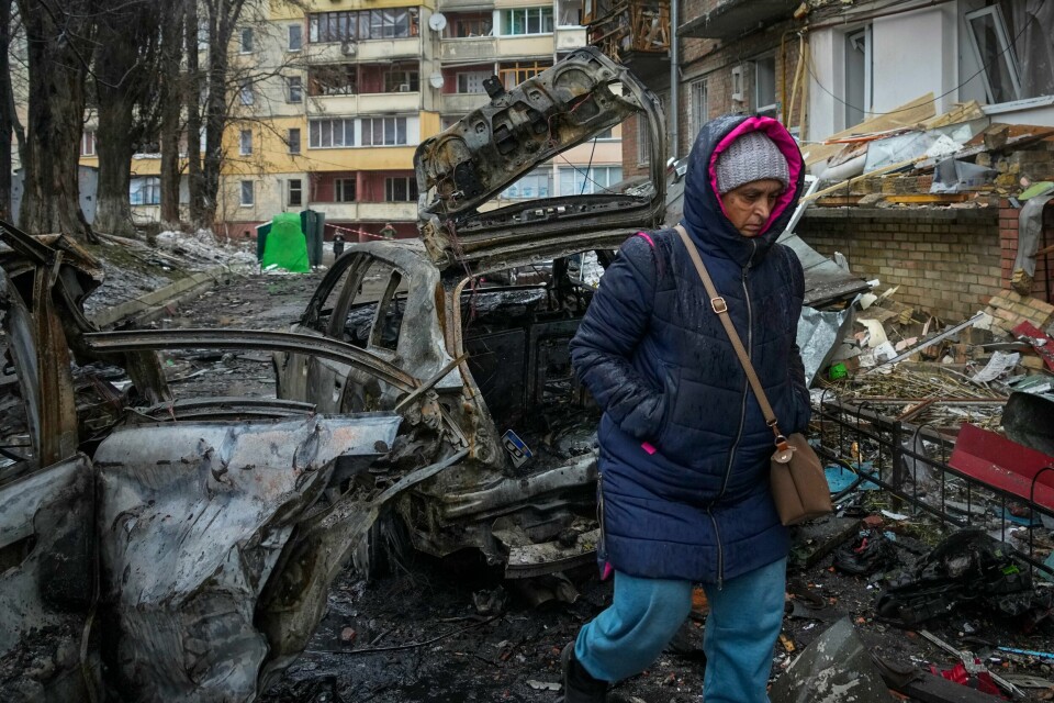 En kvinne går gjennom et nabolag i Vyshgorod, utenfor Kyiv, etter et russisk angrep i november i 2022. Angrepet rammet 70 prosent av byens strømforsyning, i følge Kyivs ordfører. Rundt 70 prosent av hovedstaden Kyiv var torsdag uten strøm. Det landsdekkende nettet er i ferd med å bryte sammen.Foto: Efrem Lukatsky / AP / NTB