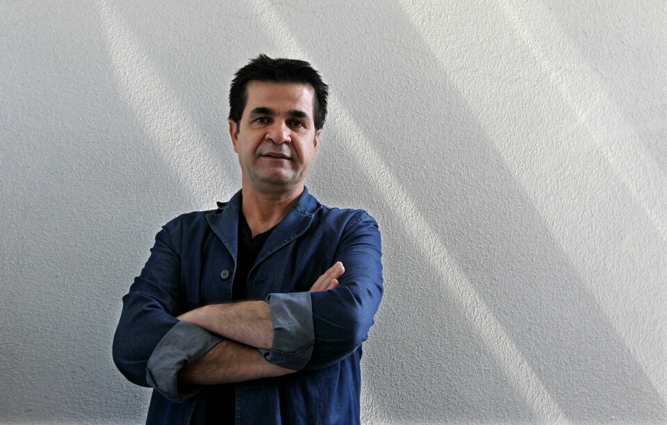 Den iranske filmskaperen Jafar Panahi, her i 2010 (FILES) A photo taken on August 30, 2010 shows Iranian dissident film director Jafar Panahi during an interview with AFP in Tehran. Panahi won the Golden Bear top prize at the 65th International film festival Berlinale on February 14, 2015 in Berlin for 'Taxi', his third made in defiance of an official ban. Panahi, who is outlawed from travelling abroad and was absent from the festival, appears on-screen in the film as a Tehran cab driver, swapping stories with the denizens of his city.AFP PHOTO/ATTA KENARE
