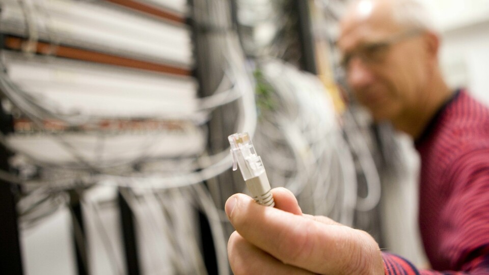 «Når innsamling av IP-adresser er i gang, vil politiet få mulighet til å få oversikt over alle koplinger fra den enkeltes pc, mobil eller ulike apper til nettet», skriver artikkelforfatterne. Illustrasjon av datatrafikk . Datanettverk . Datarom med kabler og ledninger