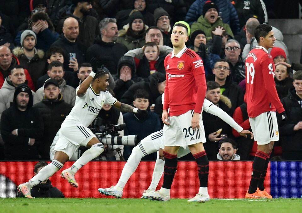 Leeds' Crysencio Summerville jubler etter at Raphael Varane har gjort selvmål for hjemmelaget rett etter pause. Leeds' Crysencio Summerville jubler etter at Raphael Varane har gjort selvmål for hjemmelaget rett etter pause.