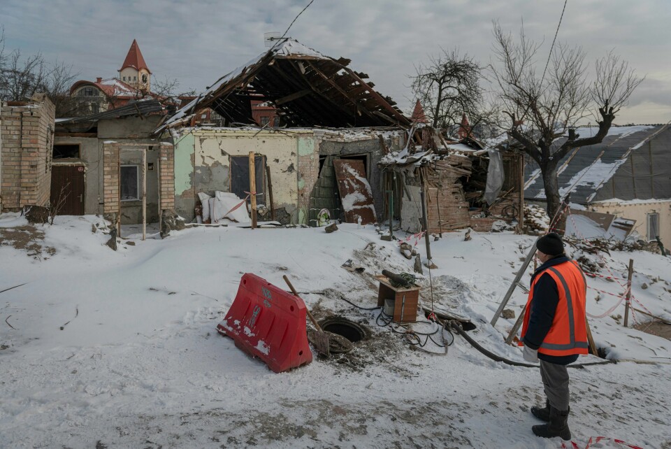 En offentlig ansatt i ferd med å rydde ved en bygning ødelagt av russiske rakettangrep i Kyiv i januar 2023. En offentlig ansatt i ferd med å rydde ved en bygning ødelagt av russiske rakettangrep i Kyiv i januar 2023.